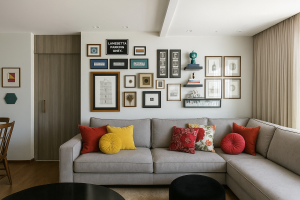 sala-com-parede-de-quadros-com-memorias-eternizada