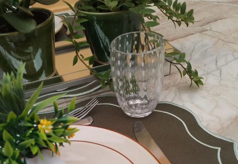 Mesa-Posta-em-Tons-de-Verde-com-o-copo-perle