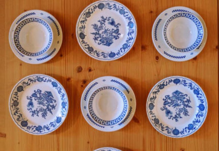 pratos-decorativos-pendurados-na-parede-com-suporte-invisivel