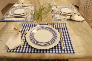 Combinacao-de-estampas-vichy-e-provencal-em-mesa-posta-azul-e-branca.