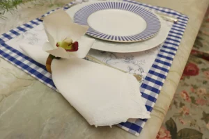 Guardanapo-em-tecido-com-orquidea-branca-em-composicao-delicada-de-mesa-posta