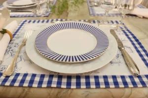 Jogo-americano-dupla-face-com-estampa-vichy-azul-e-detalhe-provencal-em-composicao-de-mesa-posta.