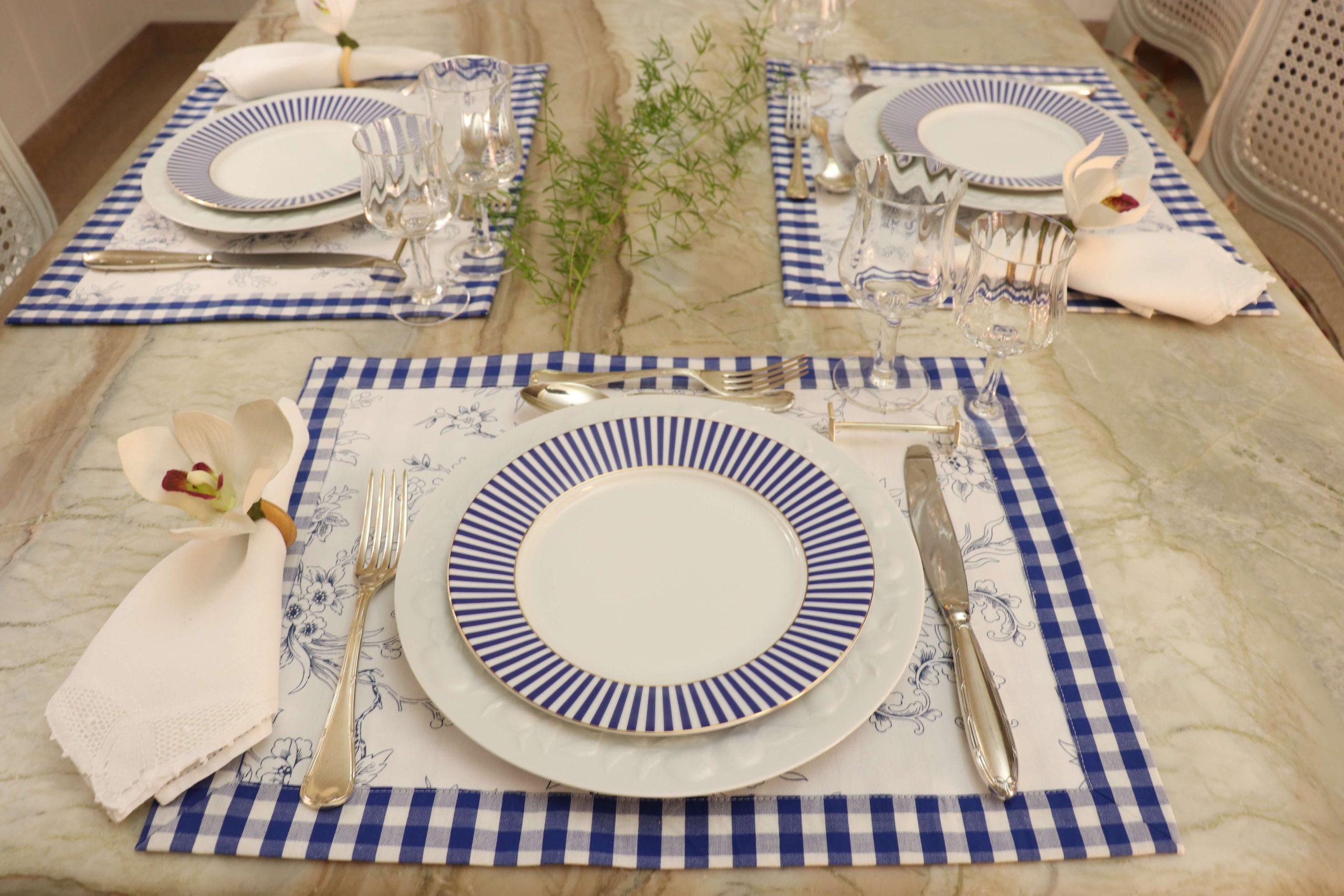 Mesa-posta-azul-com-estampas-coordenadas-cristais-transparentes-e-atmosfera-acolhedora.