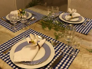Mesa posta azul para cafés da tarde, almoços intimistas e encontros elegantes.