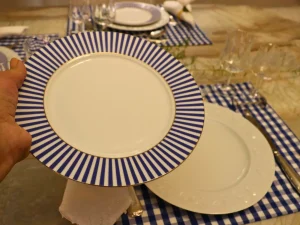 Pratos-azuis-em-mesa-posta-elegante-inspirada-nas-casas-de-campo-francesas.