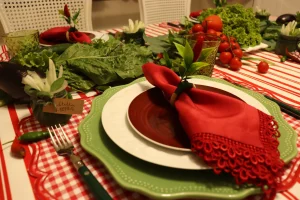 centro de mesa com verduras, tomates e ervas frescas em composição mediterrânea