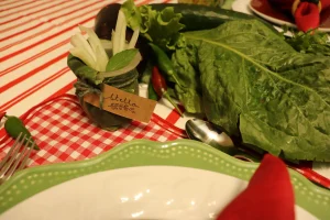 ervas-e-legumes-frescos-usados-como-decoracao-em-mesa-posta-italiana