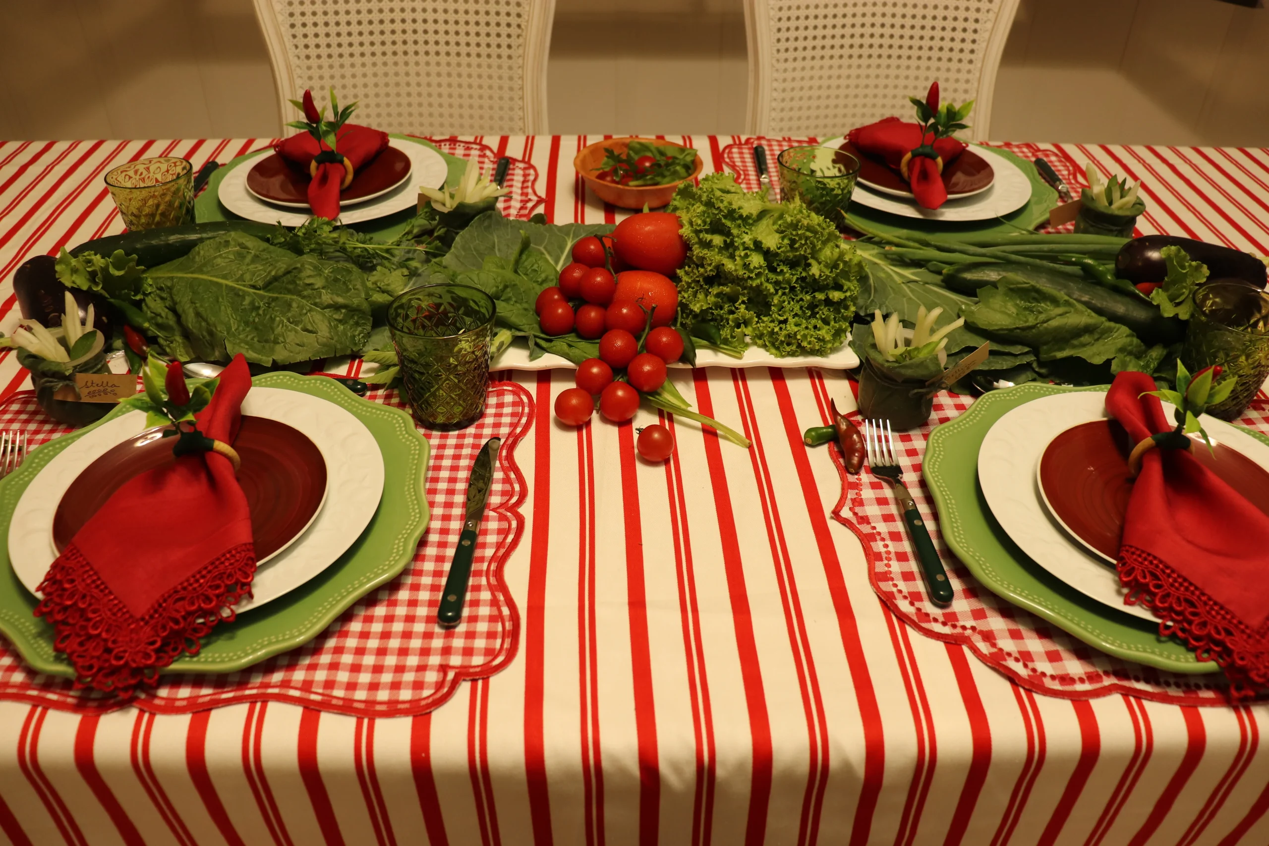 mesa-posta-italiana-com-tomates-ervas-frescas-e-composicao-mediterranea-com-cores-vermelho-e-verde