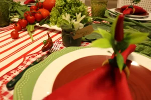 tomates frescos e verduras compondo paleta mediterrânea em mesa posta italiana