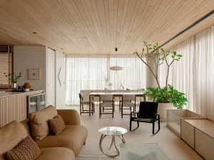 Ambiente contemporâneo com decoração sensorial, materiais naturais, luz suave e atmosfera acolhedora