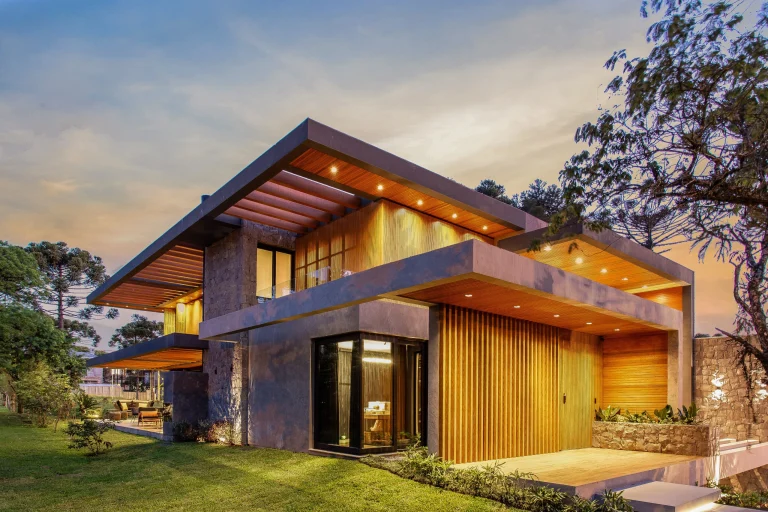 Casa-contemporanea-integrada-a-paisagem-natural-com-grandes-janelas-e-conexao-visual-entre-interior-e-exterior