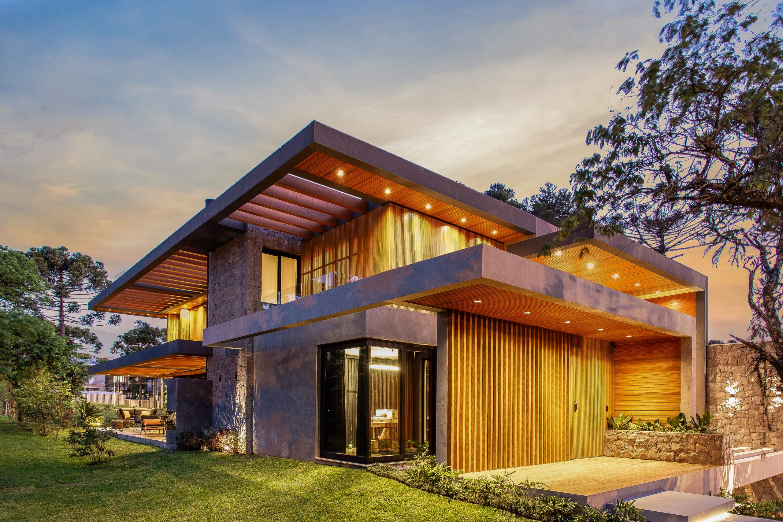 Casa-contemporanea-integrada-a-paisagem-natural-com-grandes-janelas-e-conexao-visual-entre-interior-e-exterior