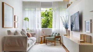 circulacao-confortavel-entre-sofa-e-mesa-em-sala-integrada-pequena