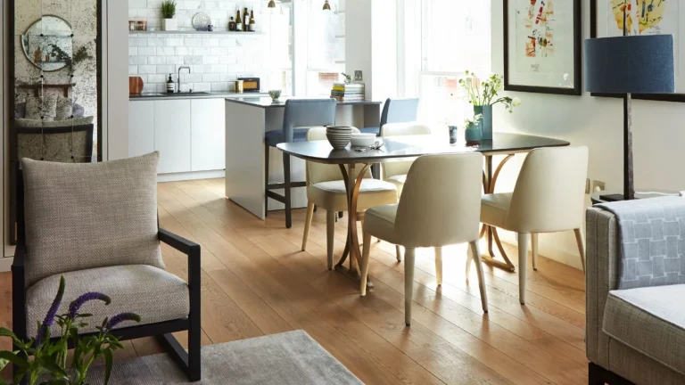 sala-integrada-pequena-com-mesa-redonda-sofa-proporcional-e-circulacao-confortavel-em-apartamento-contemporaneo