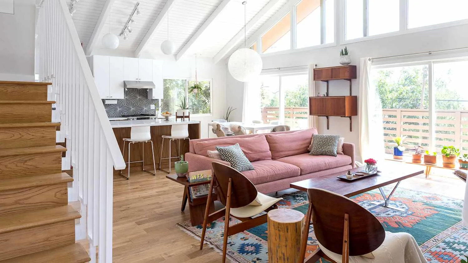 sala-retangular-integrada-com-sofa-central-tapete-delimitando-estar-e-circulacao-lateral-confortavel.