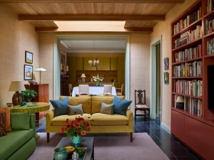 sofa-menos-braco-fino-proporcional-a-sala-pequena e com pés vazados mostrando o chão