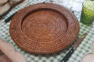 Detalhe-de-base-em-fibra-natural-com-jogo-americano-em-mesa-posta-simples-