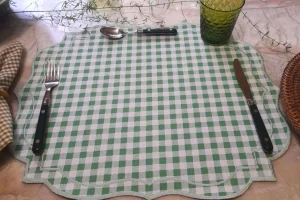 Mesa-com-jogo-americano-branco-e-verde-sem-pratos-mostrando-a-base-da-mesa-posta-simples-antes-da-montagem