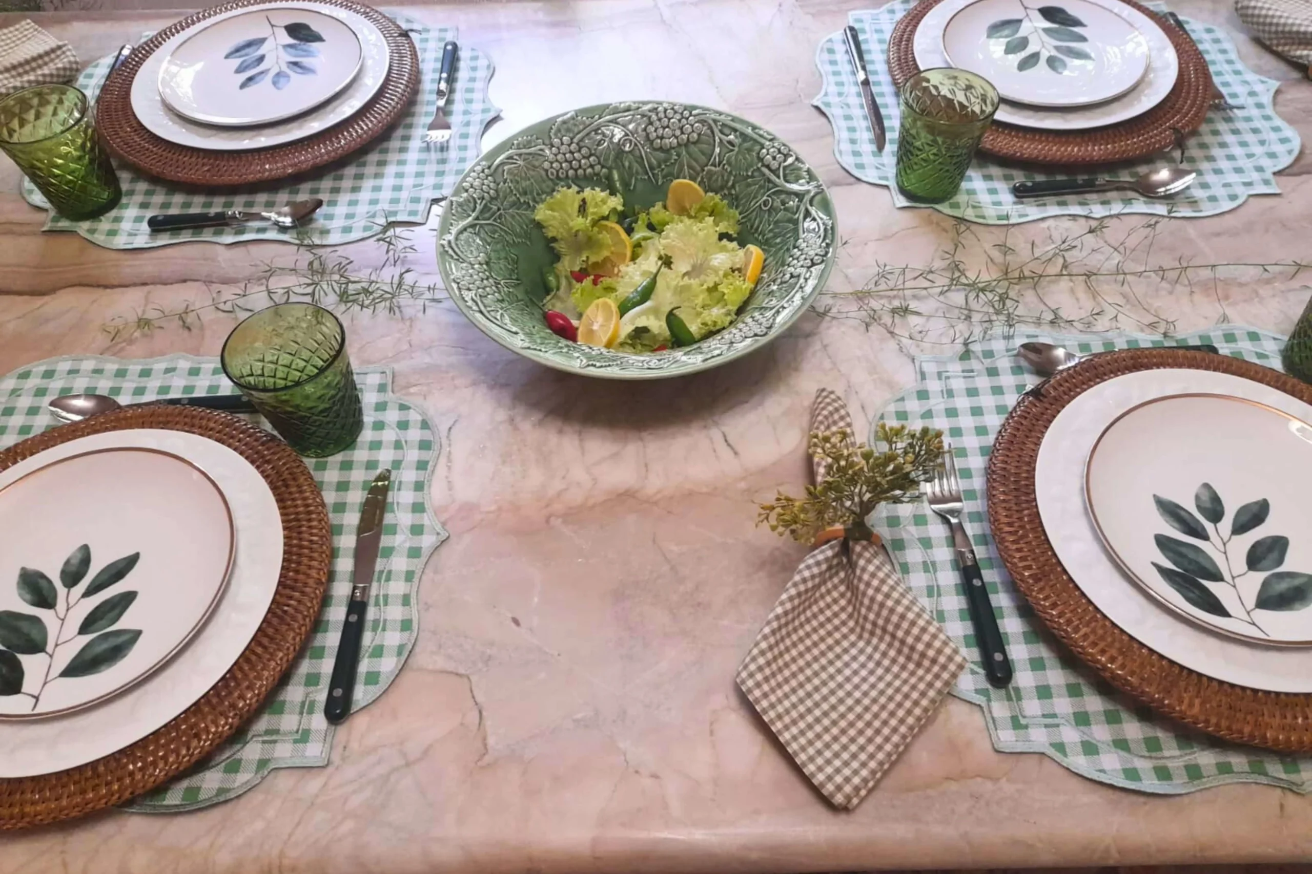 Mesa-posta-simples-com-jogo-americano-branco-e-verde-louca-branca-e-copos-verdes-organizados-para-duas-pessoas