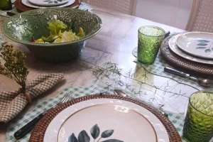 Mesa-posta-simples-elegante-organizada-com-elementos-neutros-e-detalhes-em-verde-