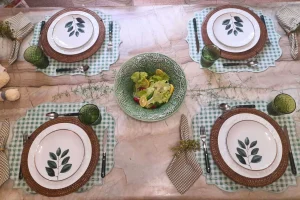 Mesa posta simples vista de cima com composição completa e equilibrada para duas pessoas no dia a dia