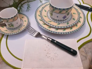 Pequenos-detalhes-como-o-bordado-no-guardanapo-elevam-a-experiencia-sem-necessidade-de-excessos.