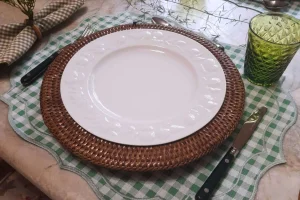 Uma mesa simples funciona quando cada elemento tem espaço para existir.