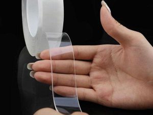 aplicacao-de-fita-dupla-face-no-verso-das-pecas-para-nao-precisar-furar-a-parede.