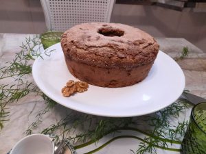 bolo-caseiro-no-centro-da-mesa-criando-ponto-de-encontro-e-sensacao-de-acolhimento-em-composicao-intimista