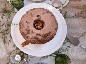 bolo-caseiro-visto-de-cima-em-mesa-posta-elegante-com-composicao-equilibrada-e-elementos-naturais