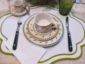 jogo-americano-com-contorno-verde-organizando-o-lugar-a-mesa-com-leveza-e-definicao-de-espaco-individual.