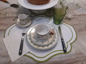 talheres-com-cabo-escuro-posicionados-de-forma-equilibrada-organizando-a-composicao-da-mesa