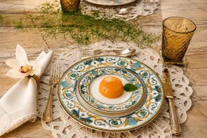 Detalhe-de-mesa-posta-sofisticada-com-prato-decorado-Mikasa-copo-Balloton-verde-guardanapo-branco-e-orquidea-natural.