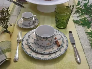 Louca-estampada-com-frutas-e-folhas-combinada-com-guardanapo-verde-em-composicao-elegante-para-cafe-da-tarde.