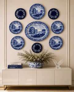 Colecao-de-porcelanas-portuguesas-azuis-e-brancas-organizada-de-forma-simetrica-acima-de-buffet-laqueado-criando-um-ponto-focal-elegante-na-decoracao