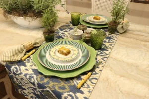 Detalhe-dos-copos-Balloton-Maca-Verde-da-Zafferano-combinados-com-loucas-em-tons-de-azul-e-verde-sobre-trilho-Ikat