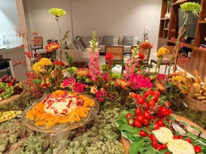 Flores-tropicais-coloridas-dividem-espaco-com-burrata-tomates-frescos-e-vegetacao-em-uma-recepcao-inspirada-em-jardins
