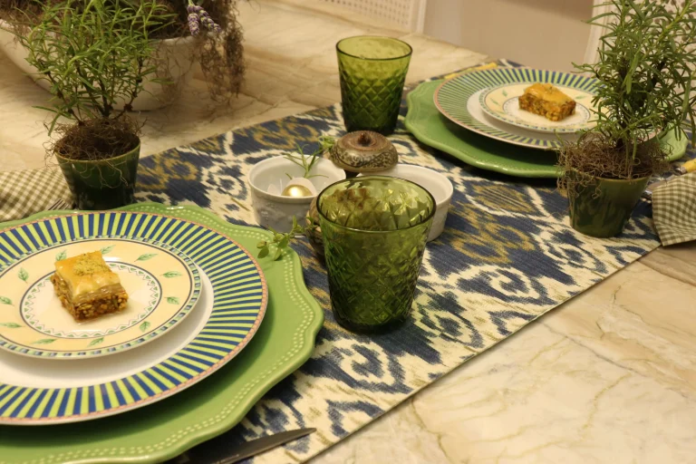 Ideia de mesa posta azul e verde com trilho Ikat, lavandas, guardanapo vichy e copos texturizados.