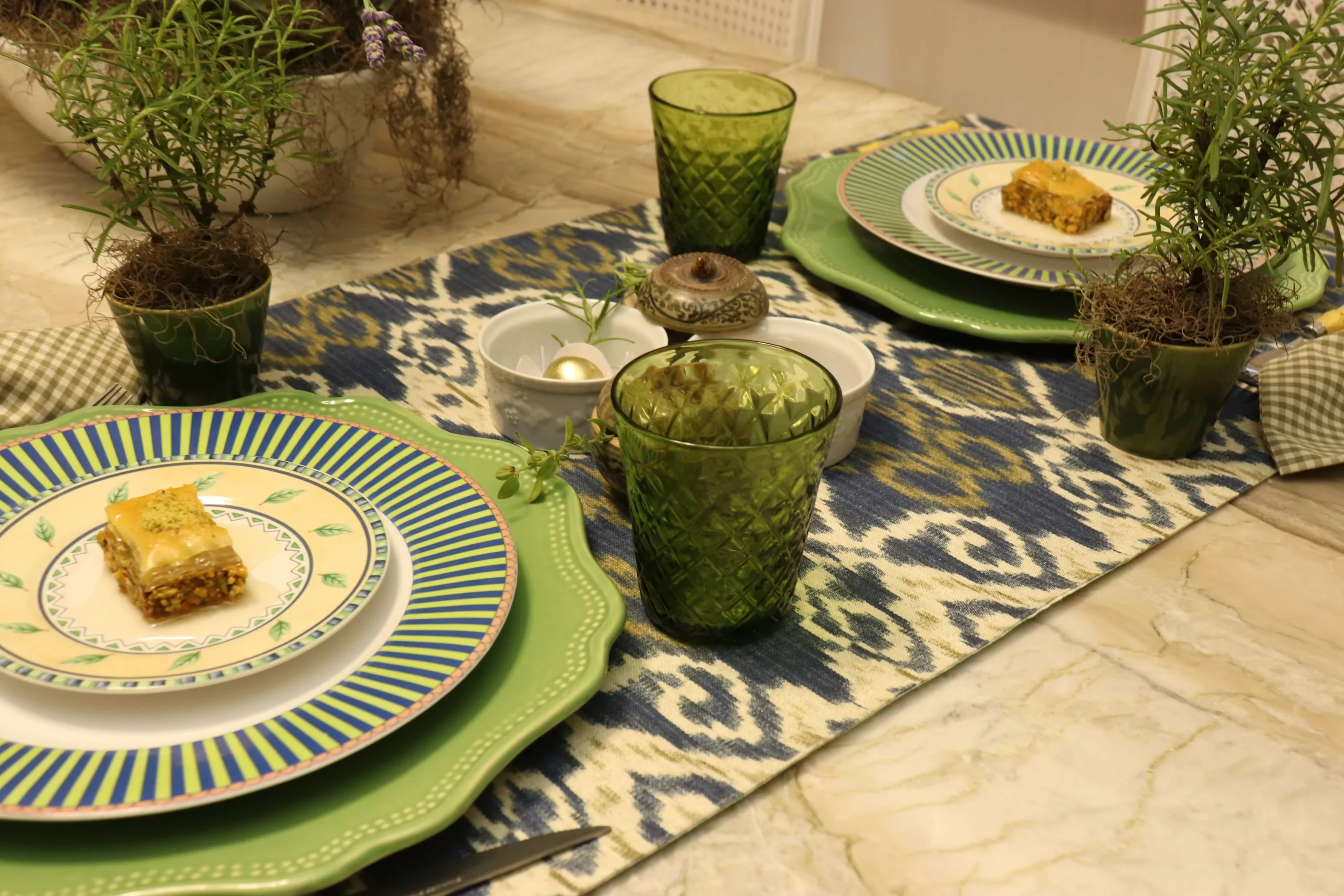 Ideia de mesa posta azul e verde com trilho Ikat, lavandas, guardanapo vichy e copos texturizados.