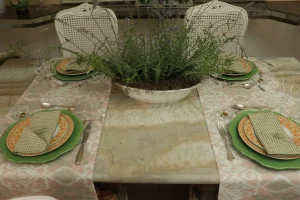 Mesa-posta-com-lavanda-porcelana-em-tons-de-coral-e-verde-guardanapos-vichy-e-composicao-harmoniosa-inspirada-na-Provence