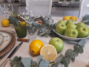 Mesa-posta-com-limoes-sicilianos-macas-verdes-e-eucalipto-em-composicao-natural-para-mesa-de-jantar