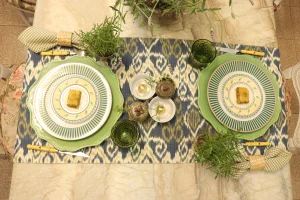 Mesa-posta-com-pecas-reunidas-ao-longo-do-tempo-combinando-tecidos-loucas-e-elementos-decorativos-com-personalidade