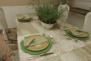 Mesa-posta-elegante-com-lavanda-porcelana-decorada-e-elementos-naturais-reunidos-em-composicao-acolhedora