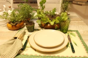 Mesa-posta-inspirada-em-horta-domestica-com-alecrim-hortela-e-folhagens-compondo-um-centro-de-mesa-natural-e-acolhedor