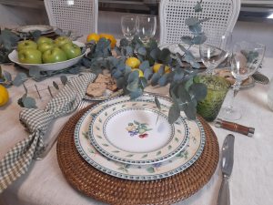 Prato-decorado-com-frutas-sobre-sousplat-de-rattan-em-mesa-posta-com-limoes-sicilianos-e-eucalipto