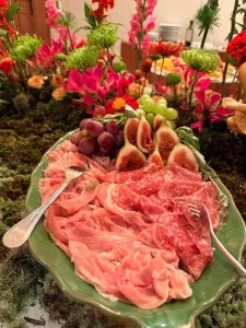 Travessa-de-embutidos-figos-frescos-e-uvas-compondo-mesa-de-recepcao-inspirada-em-jardim-natural.
