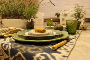 Vasos de alecrim e lavanda utilizados como decoração natural na mesa posta.